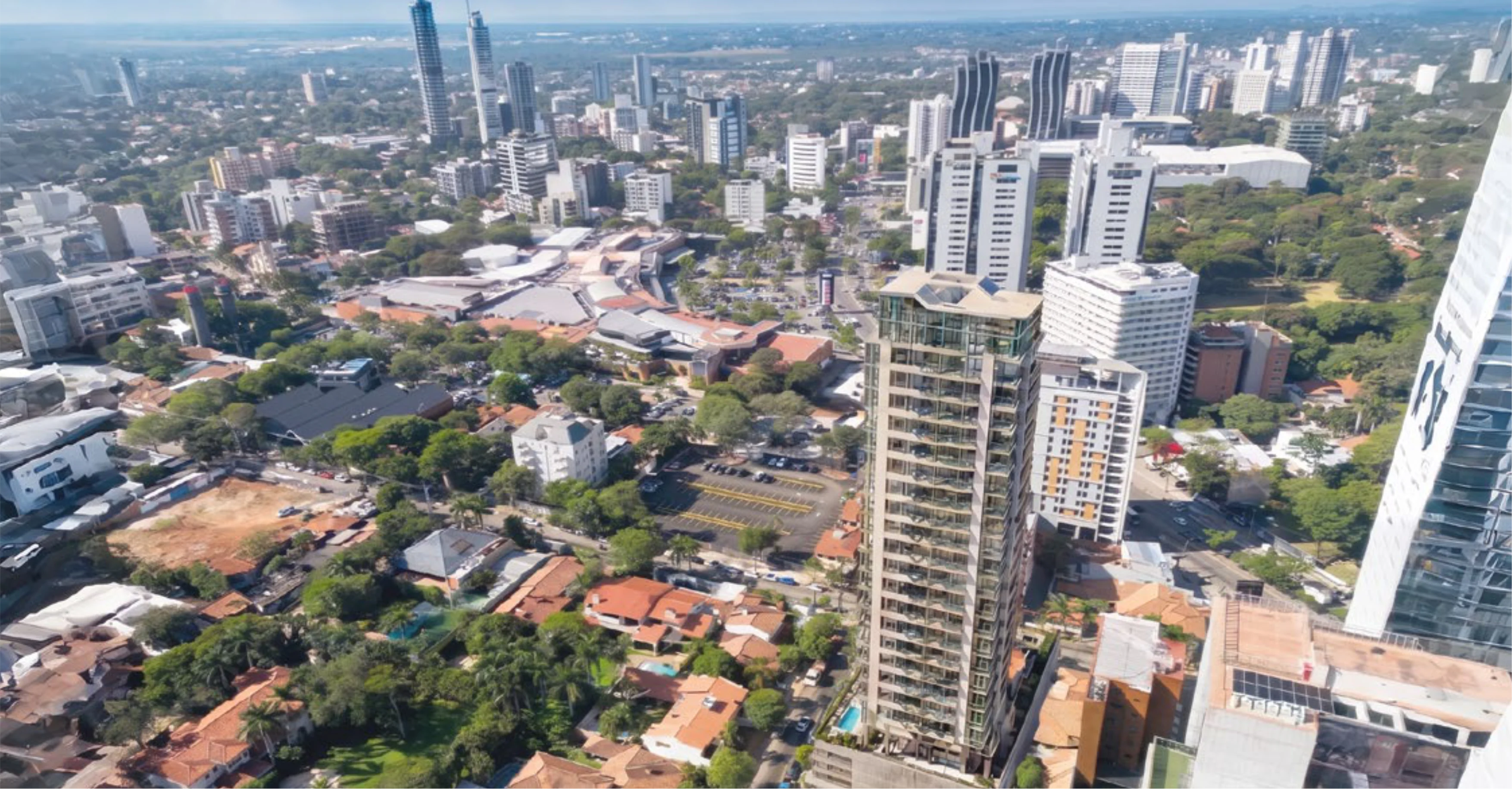 Vista aérea del eje corporativo y residencial de Asunción desde Mova del Sol